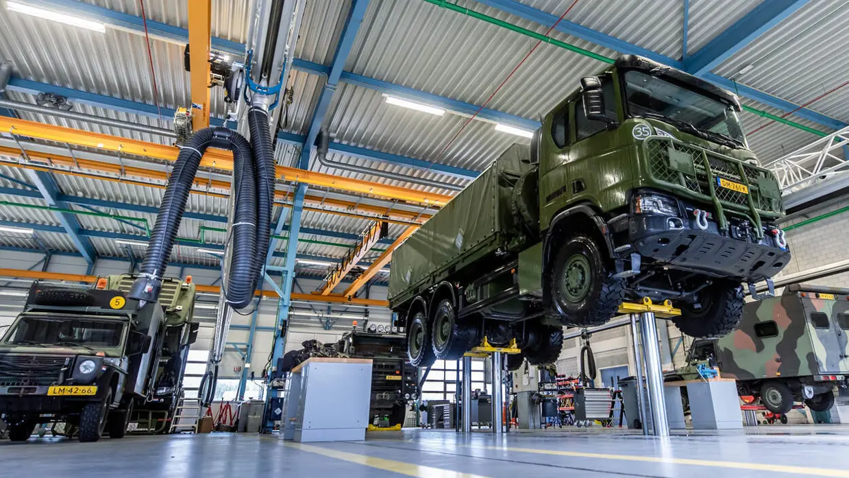 Een werkplaats met een vrachtwagen die gerepareerd moet worden.