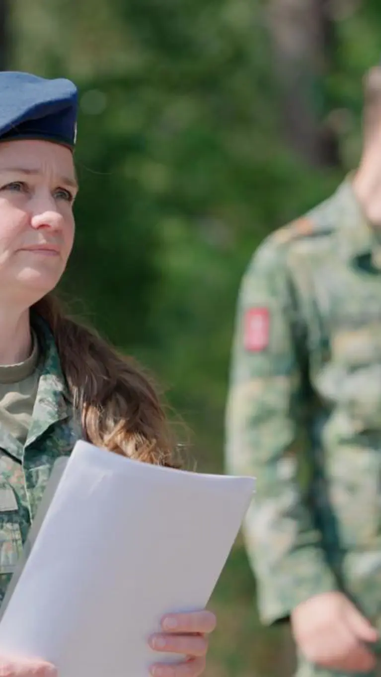 Frame uit de video KMarren met Eveline, adjudant van de CDS.