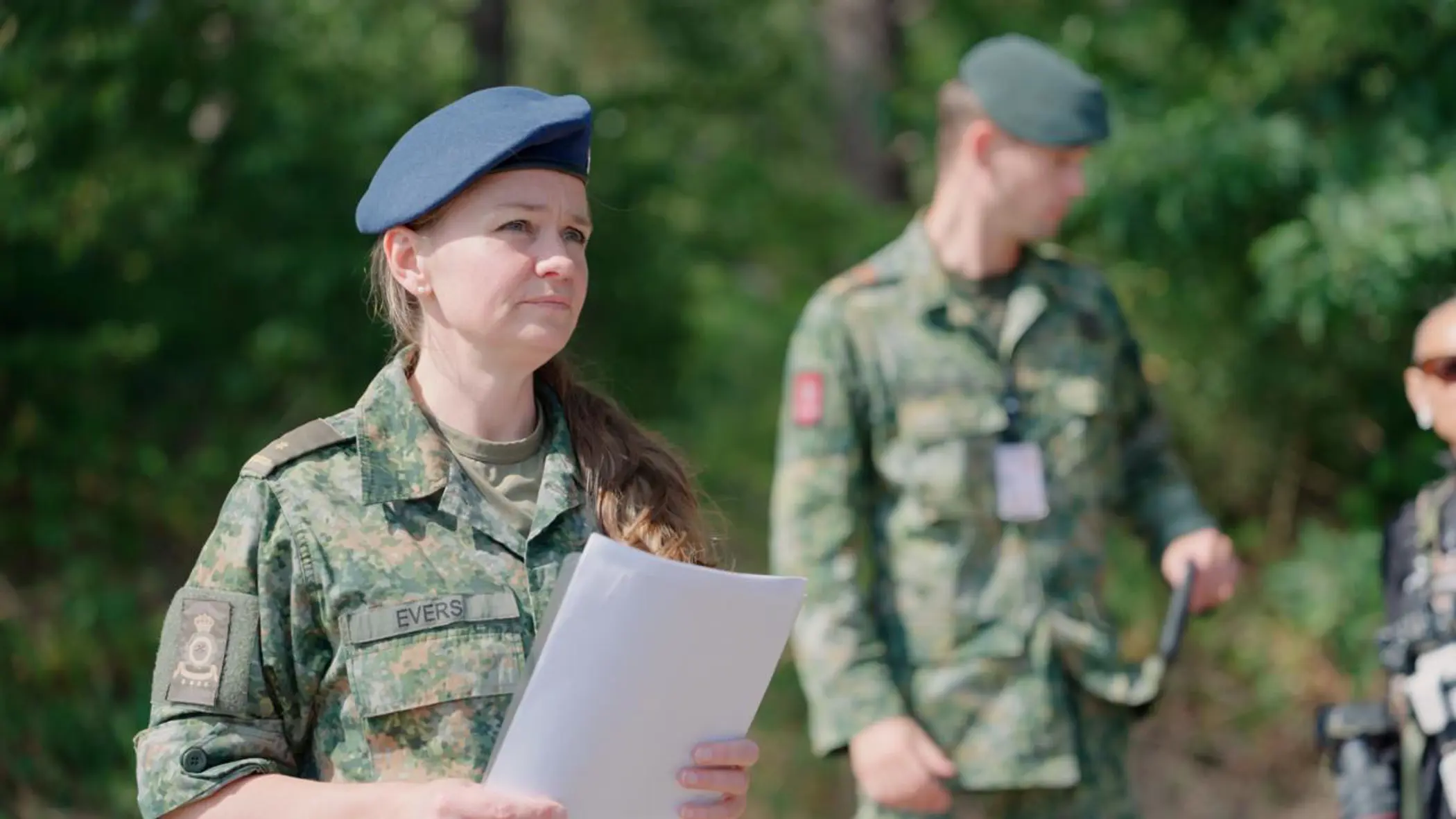 Frame uit de video KMarren met Eveline, adjudant van de CDS.