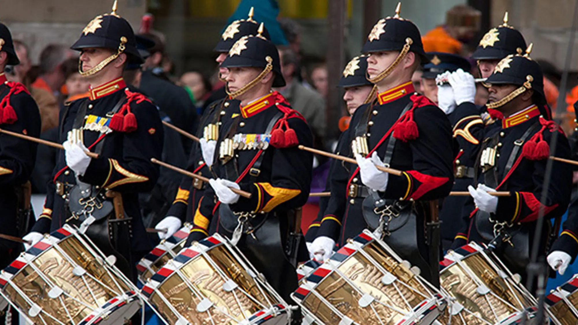 Tamboers en Pijpers van het Korps Mariniers tijdens uitvoering.