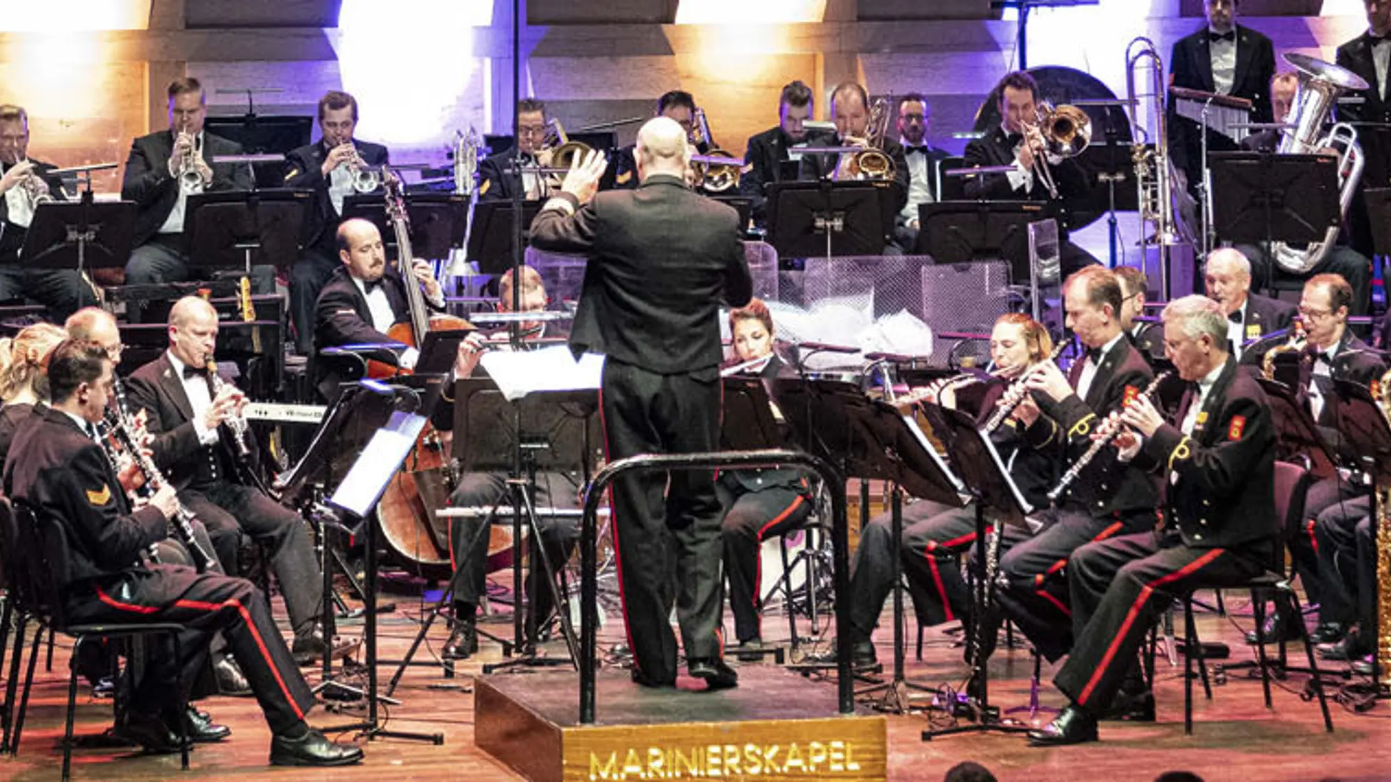 Marinierskapel der Koninklijke Marine tijdens concert.