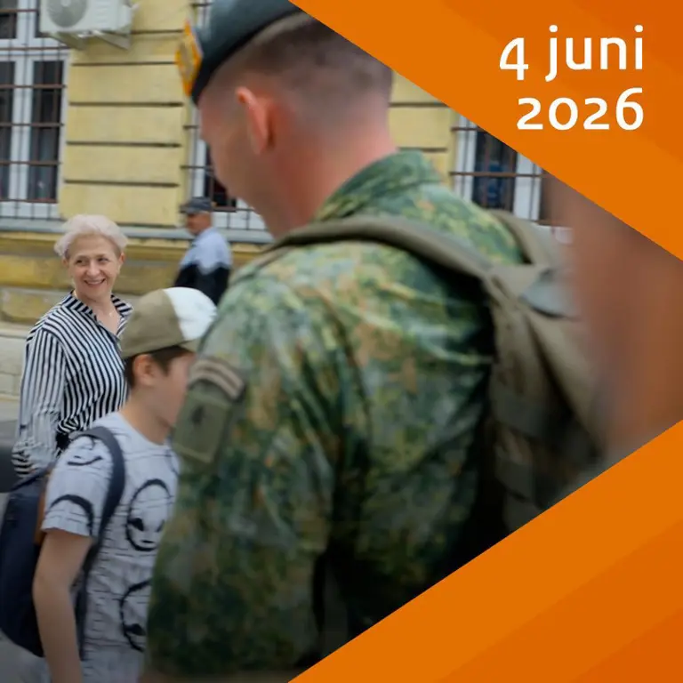 Een militair kijkt toe op een groep kinderen "Terug naar Bosnië" 4 juni 2026.