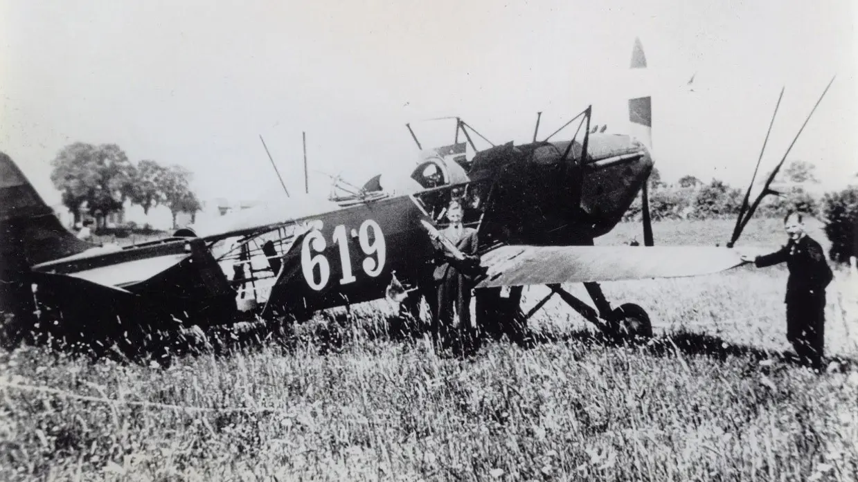De Fokker C.5RR 619 na de noodlanding op 12 mei 1940 in de Nude tussen de Grebbeberg en Wageningen. Van Liempd werd snel na het uitstappen doodgeschoten. Eerste luitenant Theo Vrins werd krijgsgevangen gemaakt.