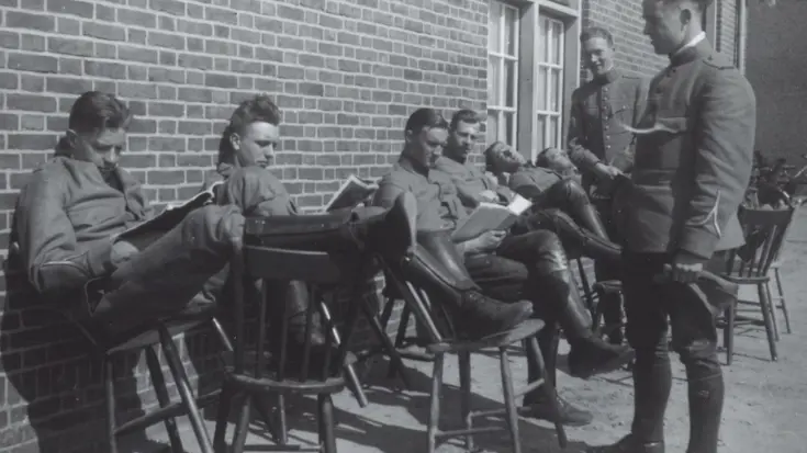 V.l.n.r: Vrins, Hellendoorn, Hendriks, Heijting; staand: Treffers en Swagerman bij een stenen barak in Soesterberg tijdens een mobilisatieperiode in de periode 1939-1940. 