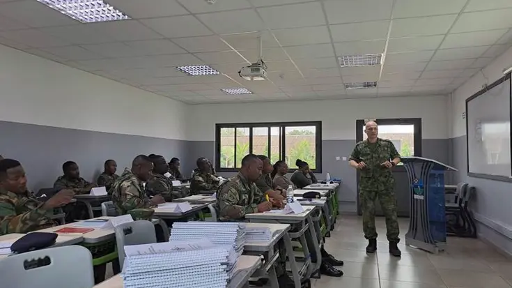 Militair staat voor de klas tijdens training aan andere militairen.