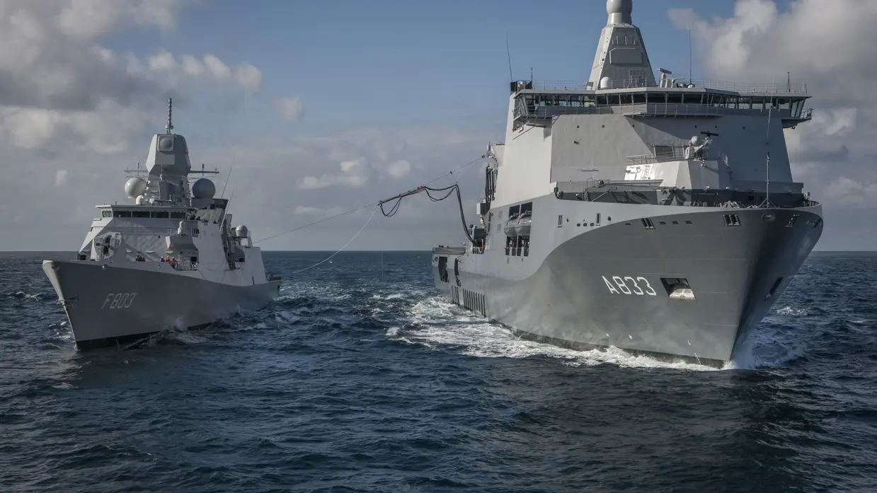 Marineschepen Tromp en Karel Doorman