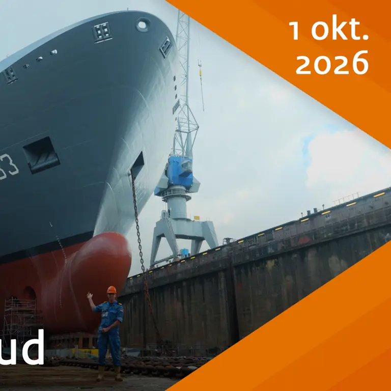 Een schip is van onderaf te zien in een droogdok.