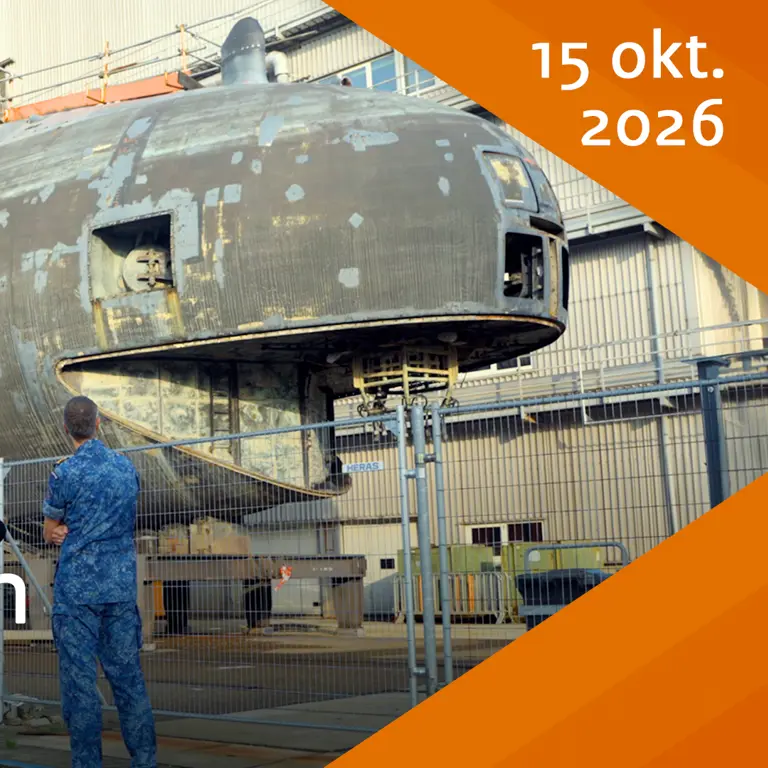 Zr.Ms. Walrus staat in een droogdok.
