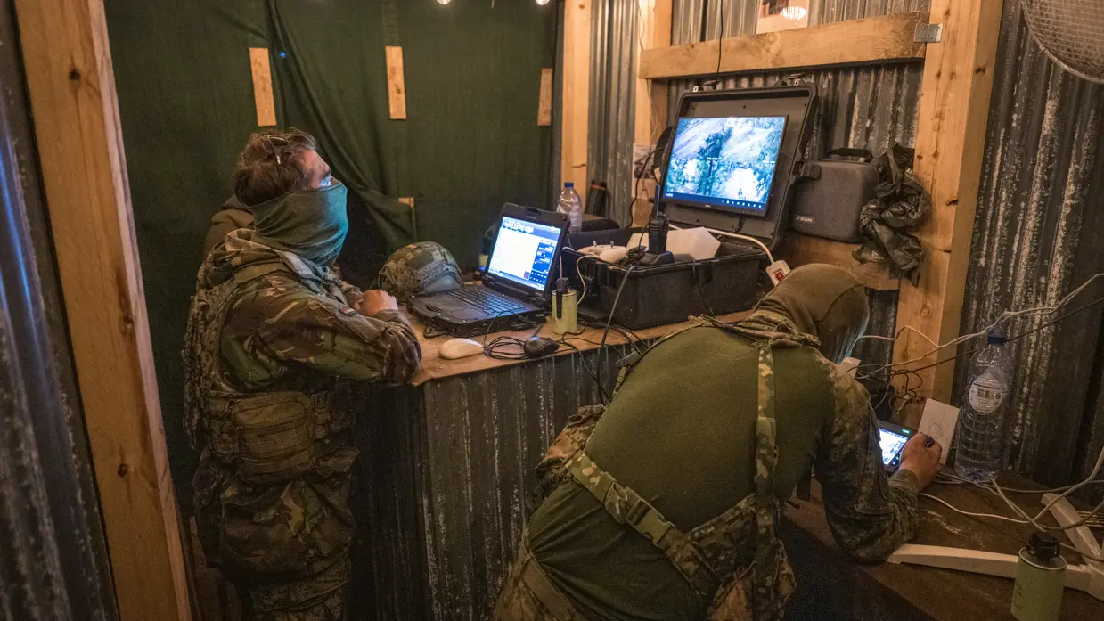 Militairen bedienen dronesystemen vanuit een commandopost onder de grond.