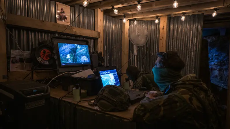 Militairen onder de grond in een opstelling werken met computers. 