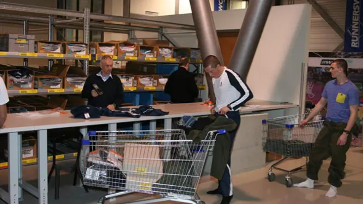 Militairen krijgen kleding uitgereikt