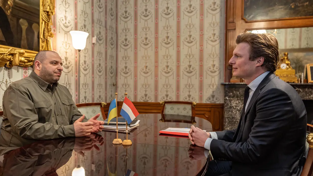 De ministers van Defensie van Oekraïne en Nederland aan tafel.