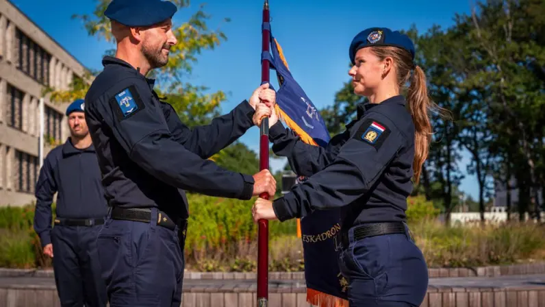 Majoor Arno en majoor Marcelle houden het vaandel vast.
