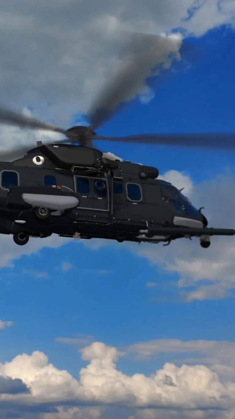 Een Caracal-transporthelikopter vliegt door het luchtruim.    