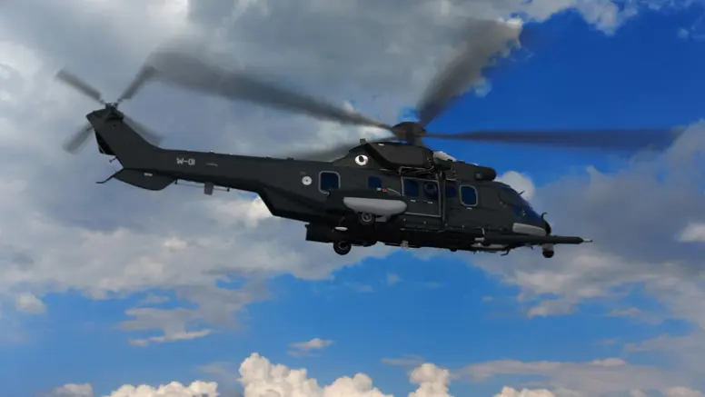 Een Caracal-transporthelikopter vliegt door het luchtruim.    