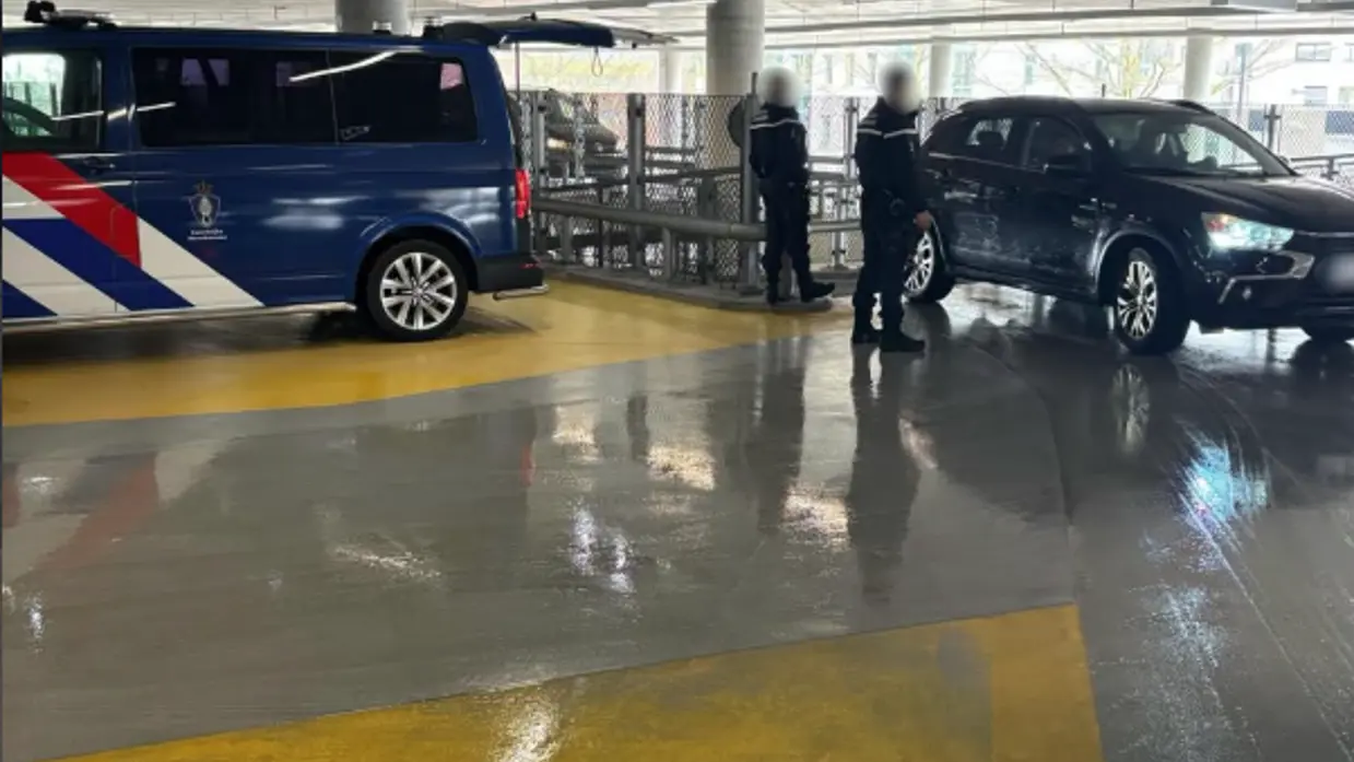 Marechaussees controleren voertuigen in de parkeergarage van Eindhoven Airport.