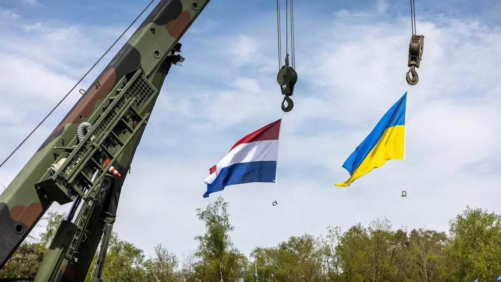 De Nederlandse en Oekraiense vlag wapperen in de lucht.