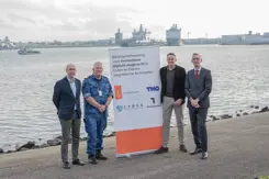 De 4 ondertekenaars staan op de kade van Den Helder met een banner tussen hen in.