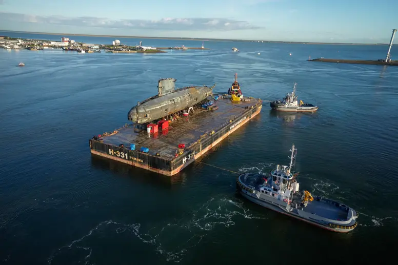 Onderzeeboot Walrus wordt op het water naar sloop gesleept.