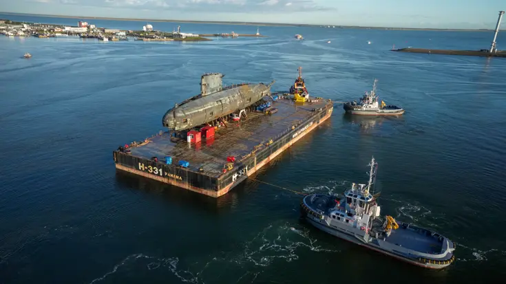 Onderzeeboot Walrus wordt op het water naar sloop gesleept.