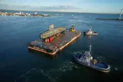 Onderzeeboot Walrus wordt op het water naar sloop gesleept.