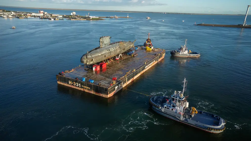 Onderzeeboot Walrus wordt op het water naar sloop gesleept.