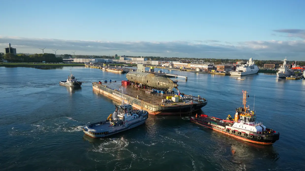 Onderzeeboot Walrus wordt op het water naar sloop gesleept.