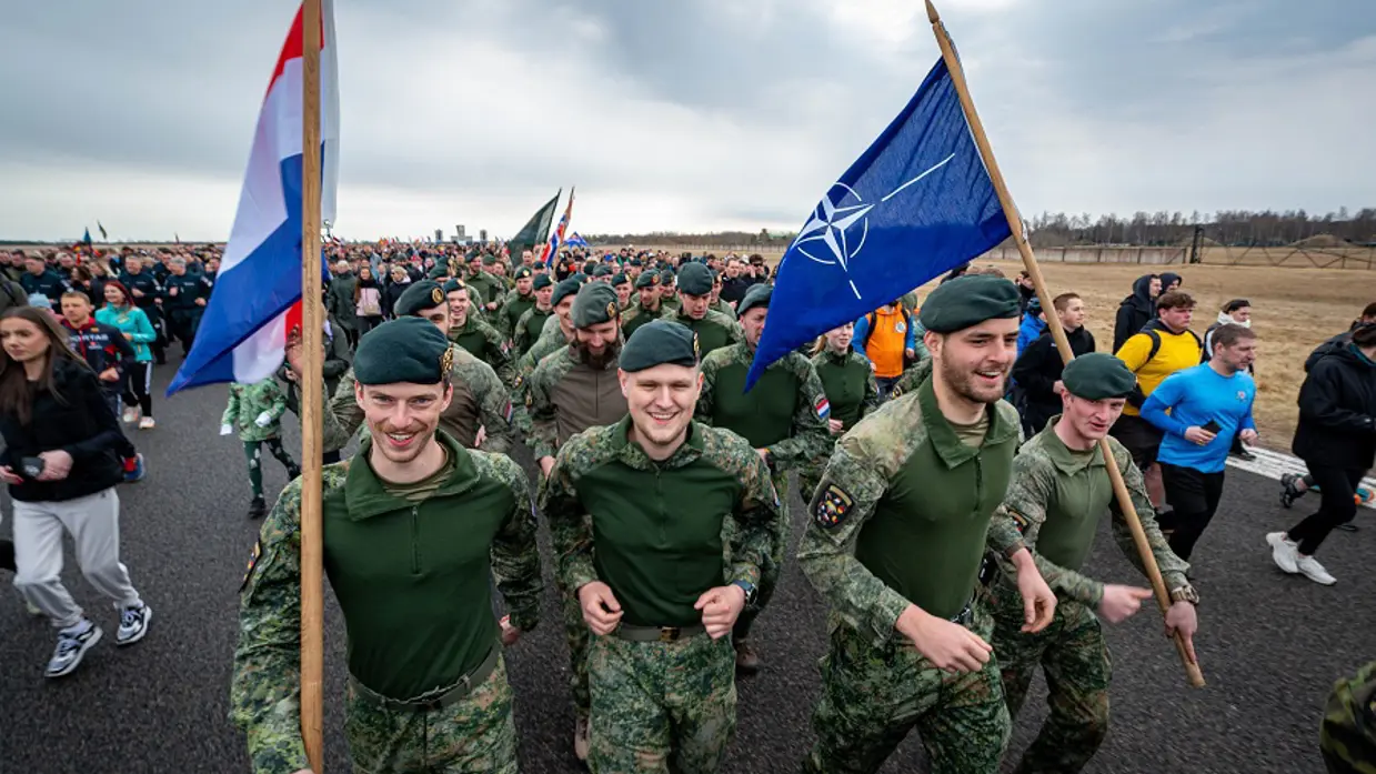 Militairen en burgers lopen de 3 kilometer tijdens open dag in Litouwen