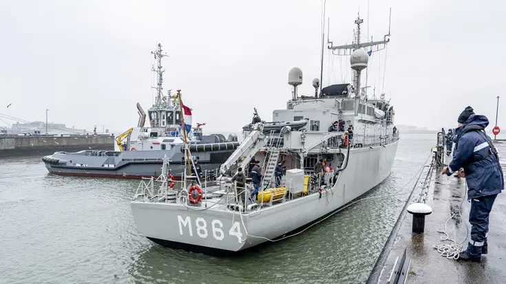 Marineschip meert aan.