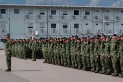Rijen opgestelde militairen op een plein.