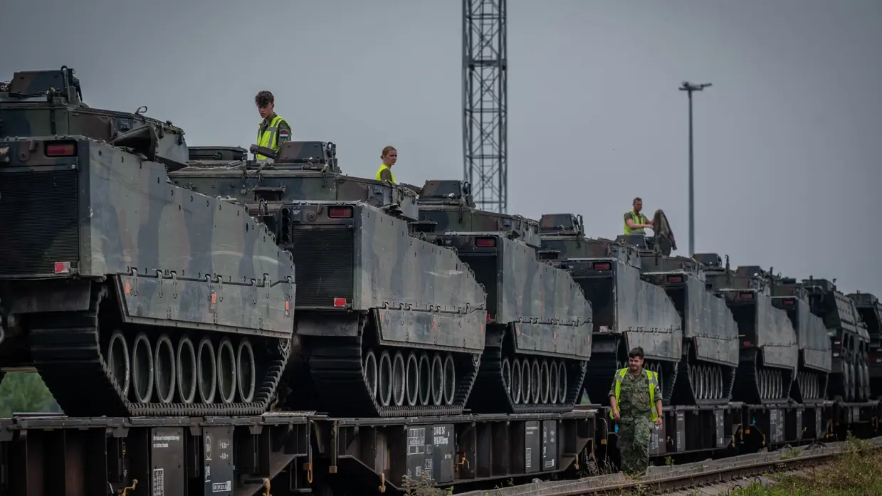 Rij C90-gevechtsvoertuigen op een wagon. 