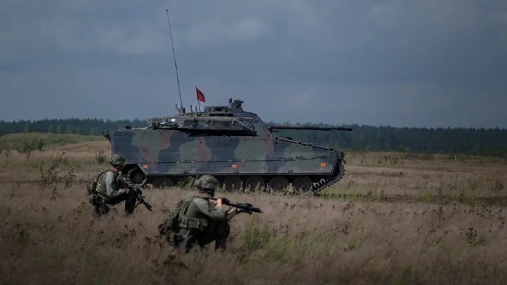 Militair voertuig in het veld.