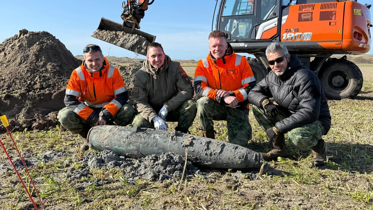 Drie EOD'ers zitten bij een oude bom