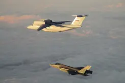 F-35 begeleidt Russisch vliegtuig.
