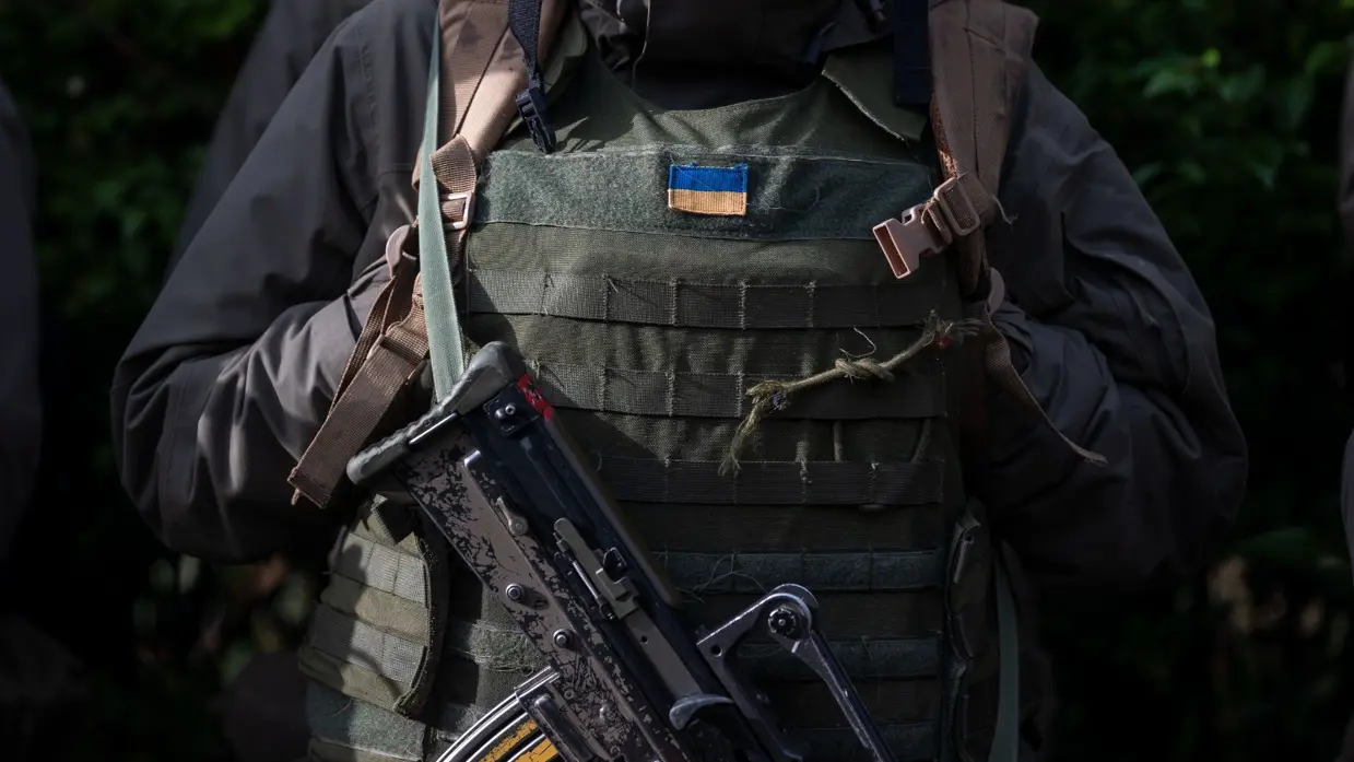 Een militair van de voorkant gezien, vanaf de benen tot het hoofd.