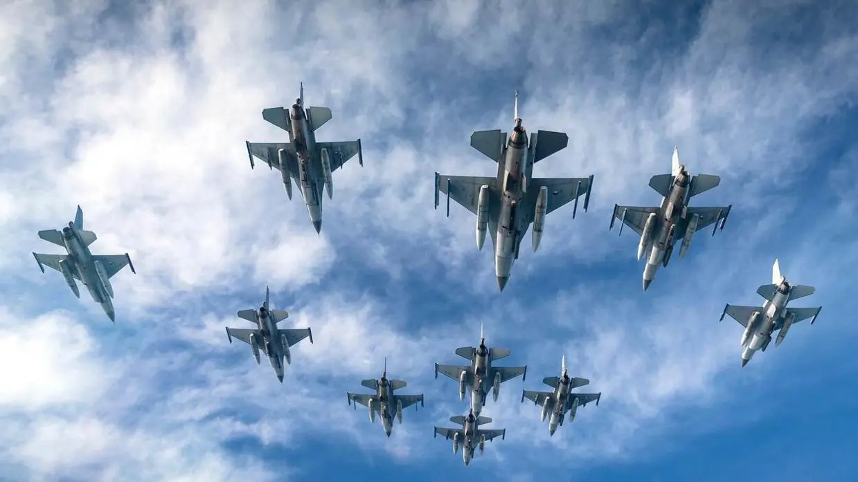 Grote groep F-16's in de lucht.