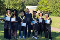 Nieuwe koks poseren met hun diploma's.