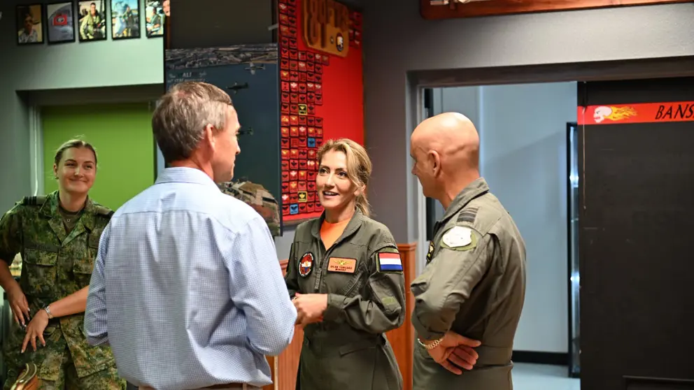 De minister en Steur in gesprek met collega's in Texas.