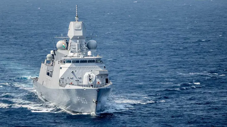 Zr.Ms. Tromp van voren gezien tijdens een vaart.