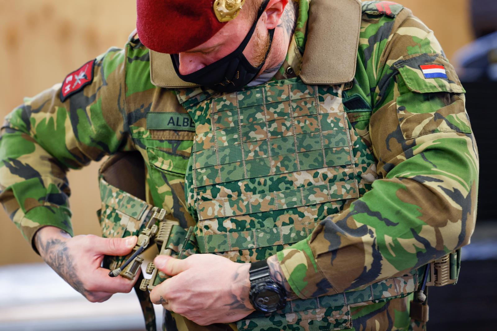 Wiegen grens burgemeester Infanteriebataljon ontvangt als 1e nieuwe helm en uitrusting |  Nieuwsbericht | Defensie.nl