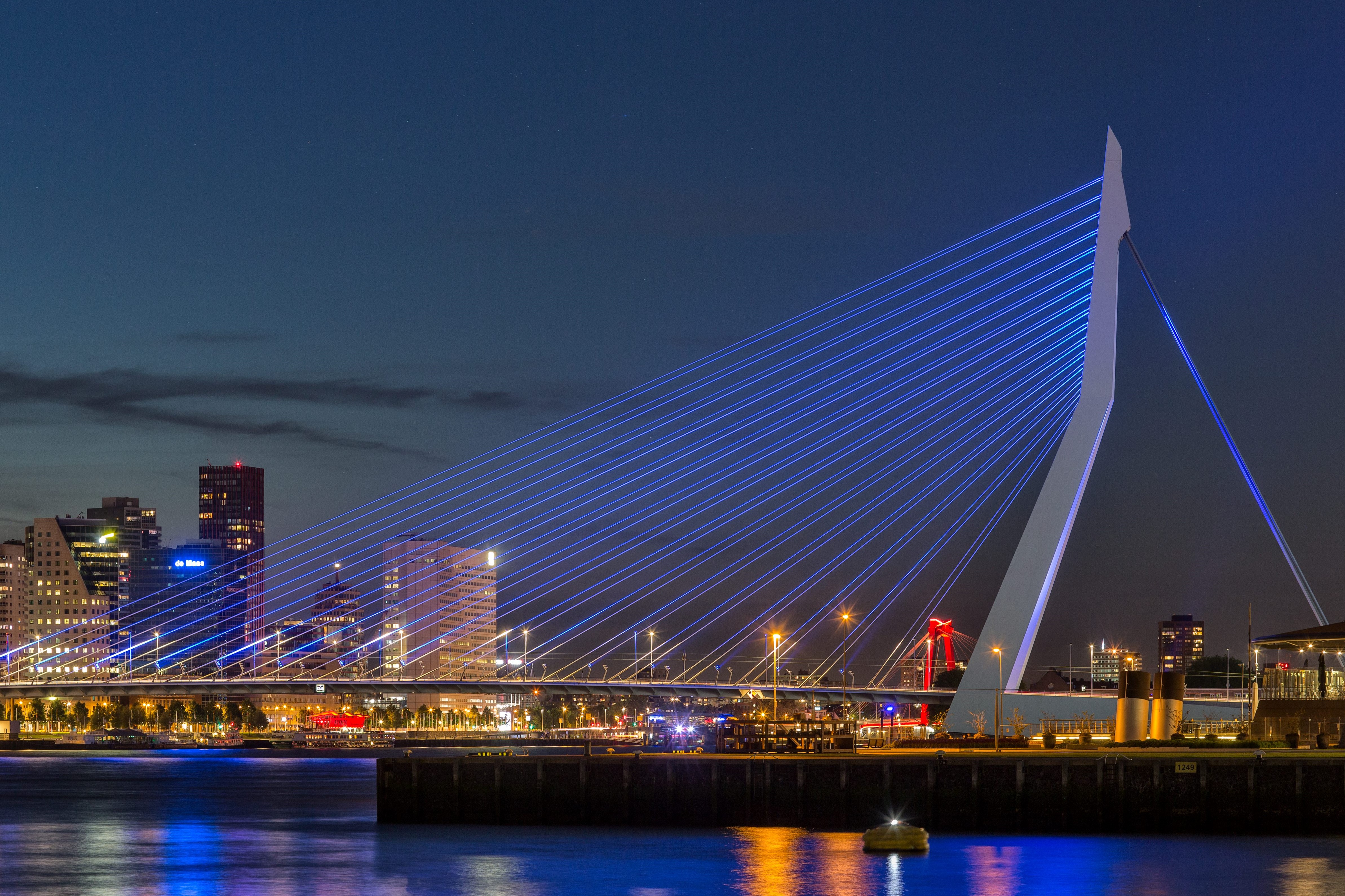 Erasmusbrug kleurt blauw vanwege verjaardag NAVO | |