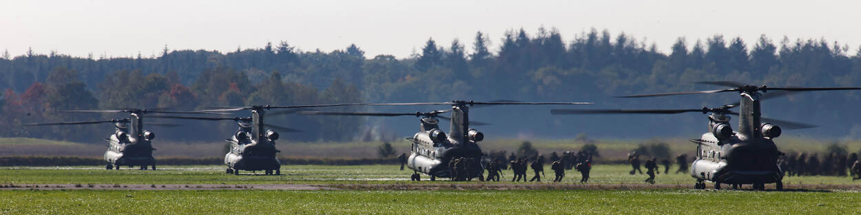 4 Boeing CH-47D Chinook transport helicopters.