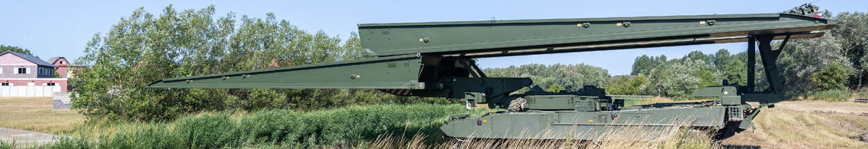 Zijkant Leopard 2-brugleggende tank.