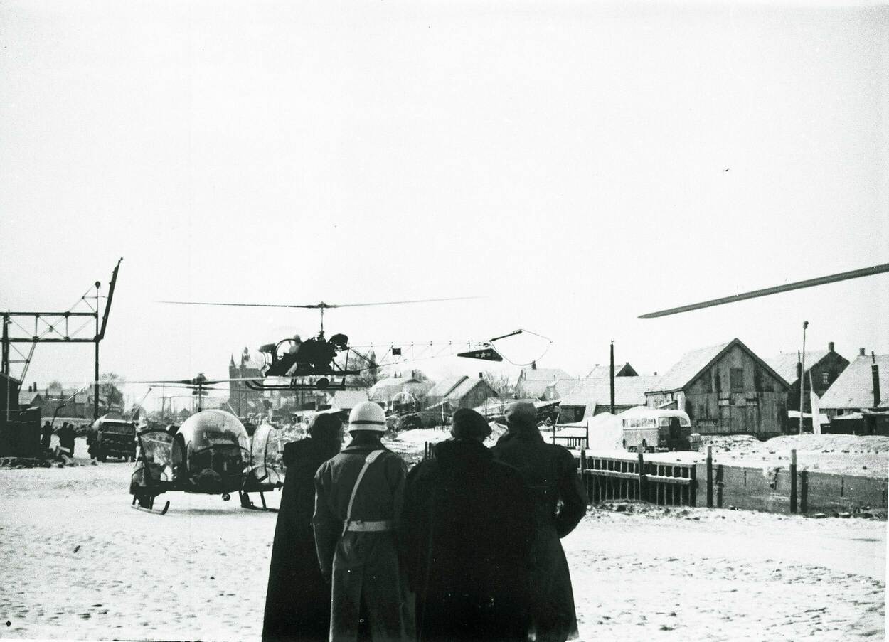 2 Amerikaanse Bell-helikopters op de Vissersdijk in Zierikzee. Op de achtergrond de Zuidhavenpoort.