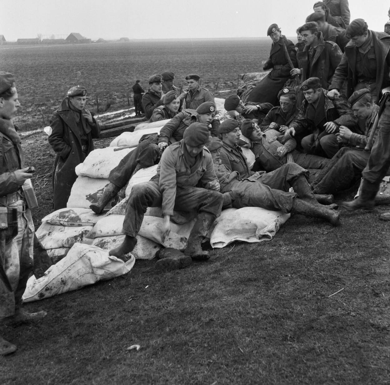 Nederlandse militairen in het door de Watersnoodramp getroffen gebied. Even een moment van rust.