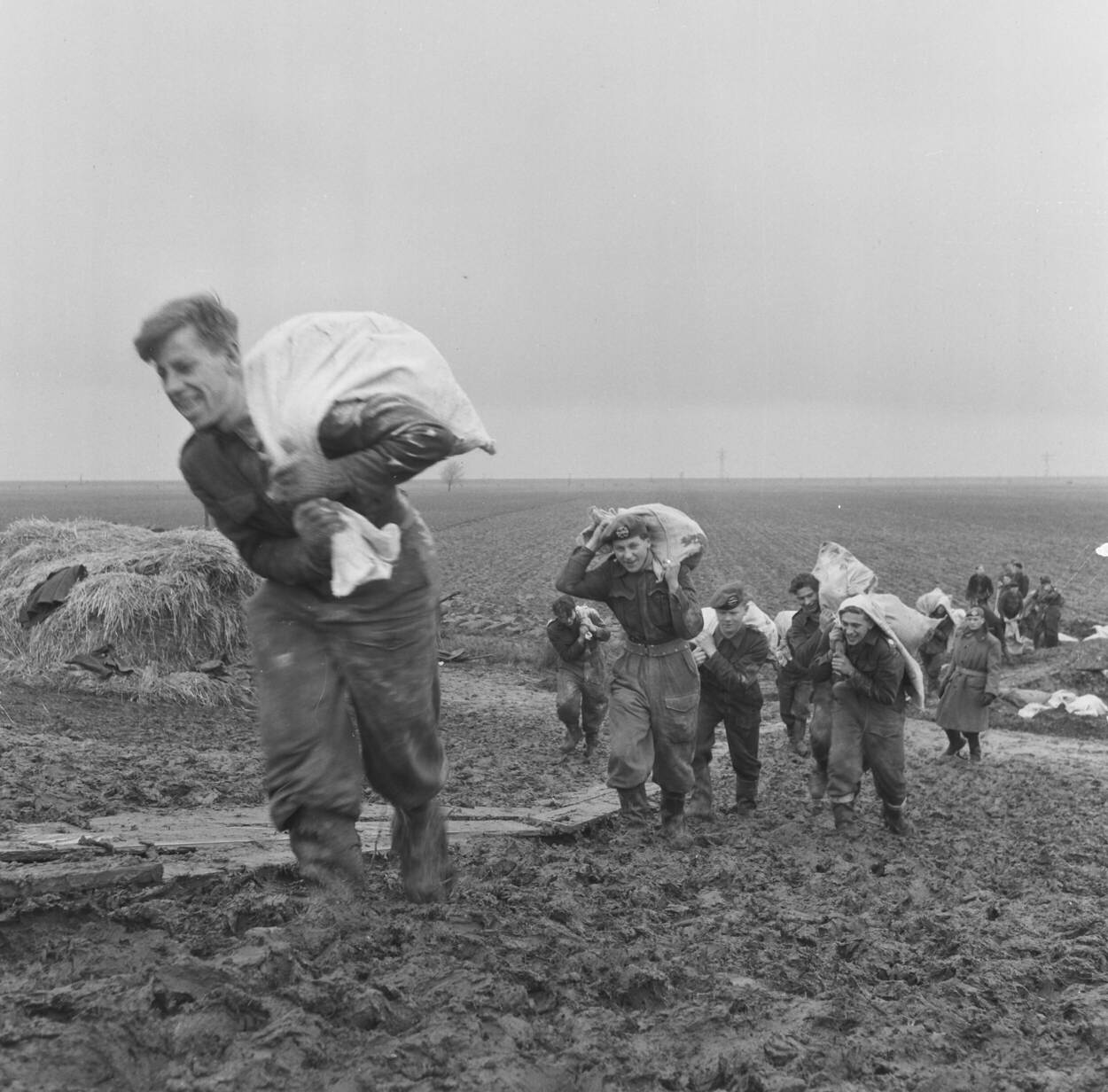 Militairen ingezet bij dijkverzwaring Watersnoodramp 1953..