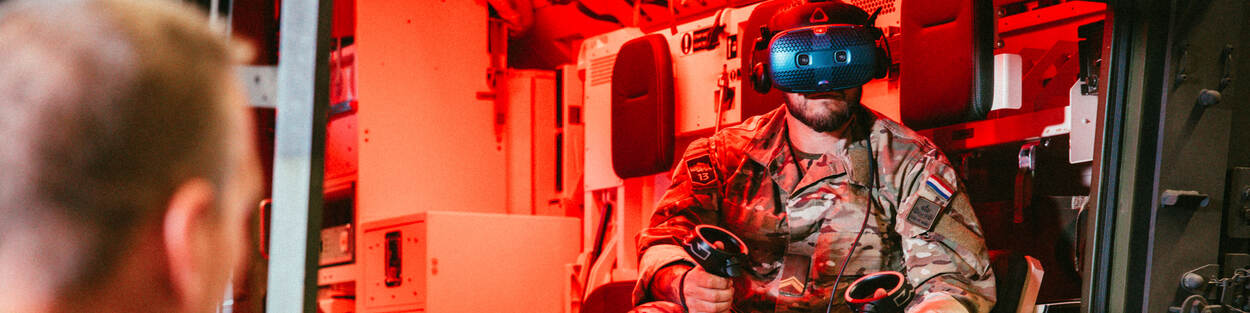 Een militair met een VR-bril.