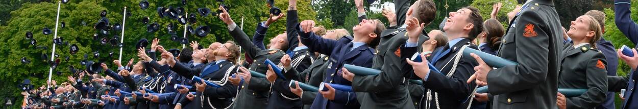 Afgestudeerde militairen KMA gooien hun pet/baret in de lucht tijdens bullenparade.