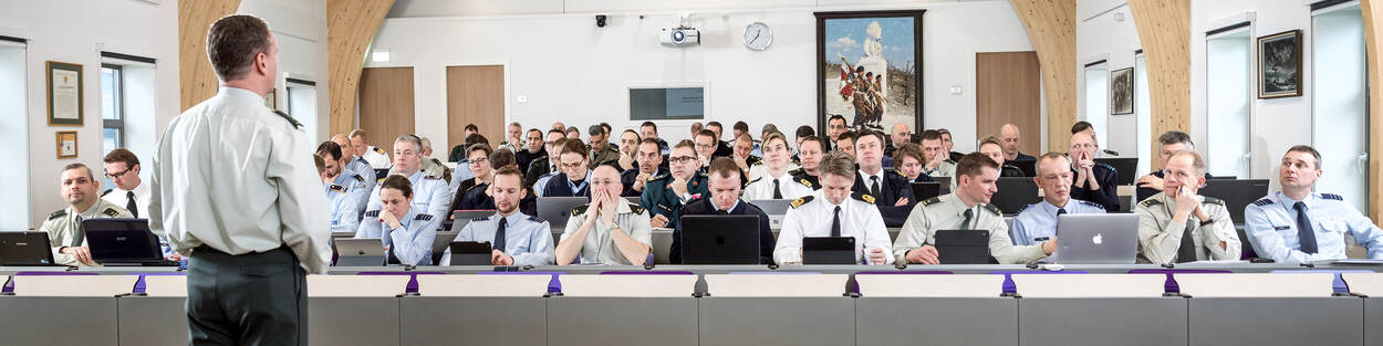 Militaire studenten in collegezaal.