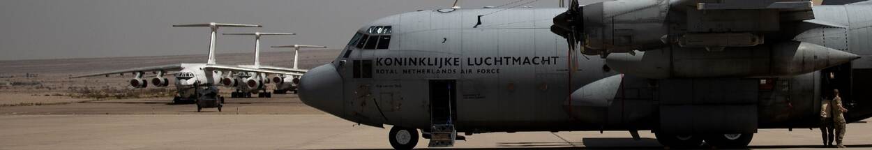 C-130 Hercules-transportvliegtuig in Jordanië met op achtergrond andere transportvliegtuigen.